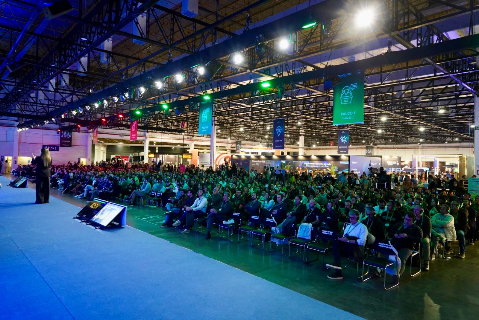 Plateia lotada durante palestra no palco principal do Transporte do Futuro 2026